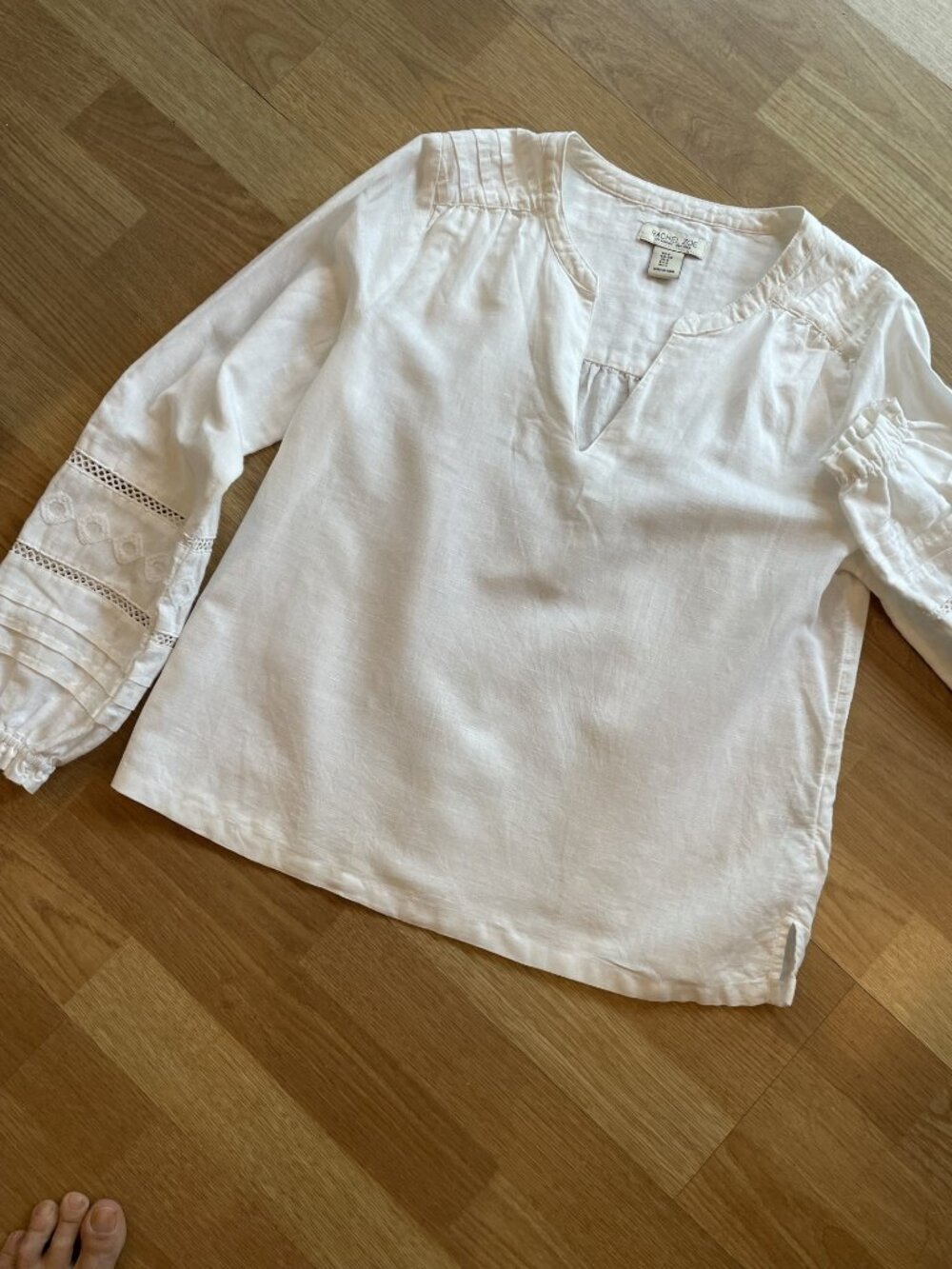 Rachel Zoe Small white linen/cotton blouse, V neck, ruffle sleeve, lace